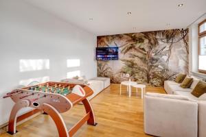 uma sala de estar com uma bola de futebol numa mesa em Kaza Guesthouse, centrally located 2 & 3 bedroom Apartments in Augsburg em Augsburg