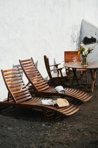 two chairs and a table and a table and a table and chairs at CASA MINGO in Teguise