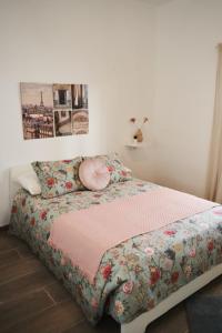 - une chambre avec un lit et une couverture rose dans l'établissement CASA MINGO, à Teguise