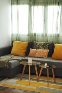 sala de estar con sofá y 2 mesas en CASA MINGO, en Teguise