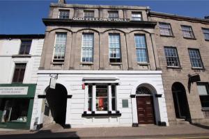 an old building on the corner of a street at Lovely 2 bedroom apartment in Kendal town centre in Kendal