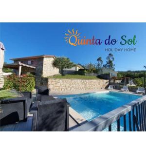 蓬蒂達巴爾卡的住宿－Quinta do Sol - Holiday Home in Gerês，别墅内游泳池的标志