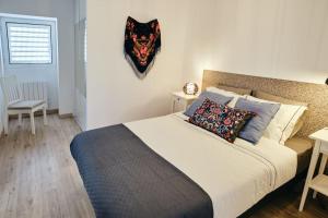 um quarto com uma cama grande com almofadas em Quinta do Sol - Holiday Home in Gerês em Arcos de Valdevez