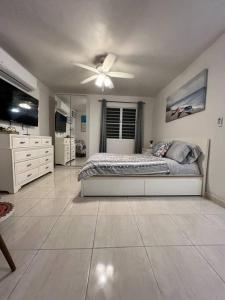 - une chambre avec un lit et un ventilateur de plafond dans l'établissement Playa y Campo Studio, à Isabela