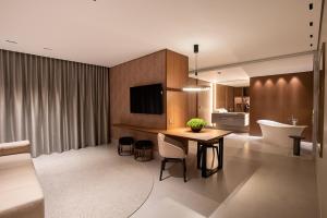Amazon Aeroporto Hotel的电视和/或娱乐中心