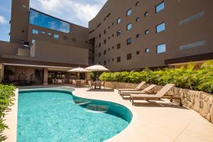 Amazon Aeroporto Hotel内部或周边的泳池