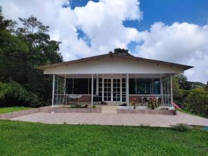 un gran edificio con un pabellón en un parque en Finca La Primavera - Cabañas Campestres de Descanso, en Sasaima