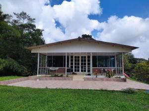 El edificio en el que está el chalet de montaña