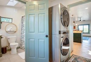 Ванная комната в Quail Cottage Clarkdale-Renovated Historic Cottage Sedona Jerome Wineries +19 фотографий