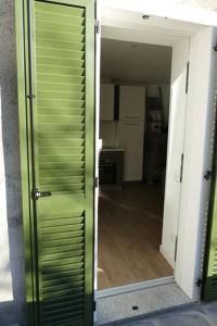 une porte ouverte menant à une chambre avec couloir dans l'établissement La pigna, à Chiavenna