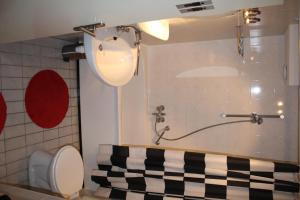 Een badkamer bij Appartement APHRODITE - beg grond, eigen TERRAS, eigen KEUKEN, Incl Verwarmd Hotel-ZWEMBAD, nabij Strand en Vuurtoren