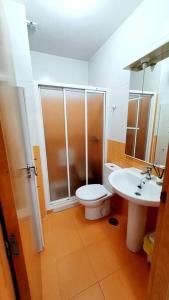 A bathroom at atico a 500m del mar con plaza de garaje y gran terraza