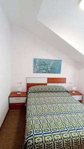 A bed or beds in a room at atico a 500m del mar con plaza de garaje y gran terraza