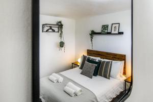 a mirror reflection of a bed in a bedroom at 2 Bed Townhouse with Free Parking in Nottingham