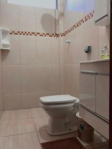 ein Bad mit einem WC und einer Dusche in der Unterkunft Cantinho da Cida in Holambra