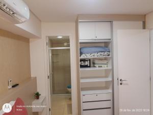 um quarto com um armário com armários brancos em Apartamento Mobiliado Meireles Fortaleza Landscape Beira-Mar em Fortaleza