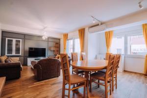 uma sala de jantar e sala de estar com mesa e cadeiras em Darki Apartments 4 - Very Central 100 Square Meters,Two Bedrooms,Free Parking em Ohrid