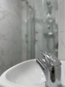 un lavandino in bagno con rubinetto d'argento di Regent 28 a Coventry
