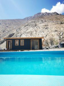una casa con piscina frente a una montaña en Refugio Alma de Montaña, piscina privada, en Monte Grande