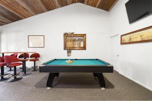 a pool table in a room with red chairs at Fentons Run High Range in Joadja Creek