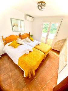 Postel nebo postele na pokoji v ubytování Casa Rural Manantial de las Jaras