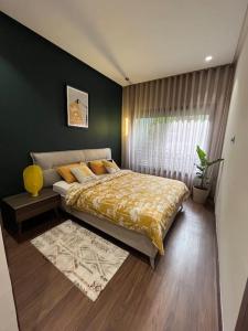 - une chambre avec un grand lit et une fenêtre dans l'établissement Luxury Flat with beautiful view maarif, à Casablanca
