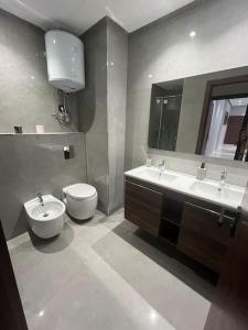 La salle de bains est pourvue d'un lavabo, de toilettes et d'un miroir. dans l'établissement Luxury Flat with beautiful view maarif, à Casablanca