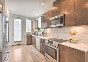 una cocina con electrodomésticos de acero inoxidable y armarios de madera en NEW! Stylish Townhome in Ballard en Seattle