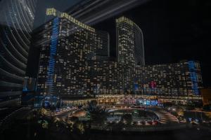 widok na miasto w nocy z wysokimi budynkami w obiekcie StripViewSuites at Vdara w Las Vegas