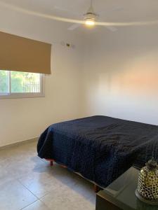 1 dormitorio con cama, mesa y techo en Departamento Temporario de 1 dormitorio en Salta