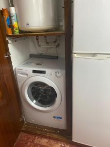 セジンブラにあるSesimbra Vista Mar & Vilaの冷蔵庫の隣のキッチンに洗濯機があります。