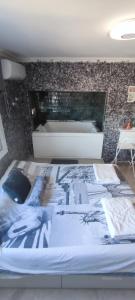1 dormitorio con cama y bañera en Latorre jacuzzi jerez, en Jerez de la Frontera