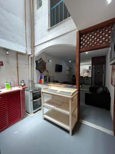 uma cozinha com uma mesa no meio de uma sala em Pousada Linda In Ipanema no Rio de Janeiro