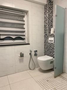 Et badeværelse på Aparts House - Balkon-WiFi-Kitchen