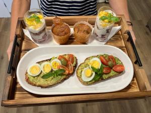 una bandeja con dos rebanadas de pan con huevos y tomates en Chimney Hill Estate Inn, en Lambertville