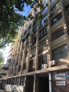 un edificio de apartamentos con ventanas y aire acondicionado en Departamento centrico en mendoza en Mendoza