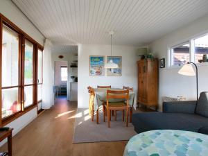 Posedenie v ubytovaní Three-Bedroom Holiday home in Løkken 63