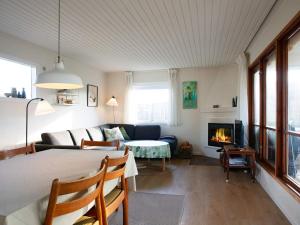 ロッケンにあるThree-Bedroom Holiday home in Løkken 63のリビングルーム(ソファ、暖炉付)