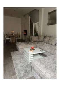 - un salon avec un canapé et une table dans l'établissement Silver Dream, à Southend-on-Sea