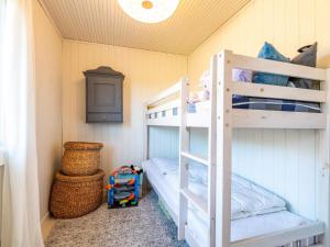 een slaapkamer met 2 stapelbedden in een kamer bij Holiday home Fanø CCVII in Fanø