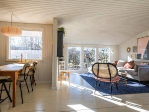 een keuken en een woonkamer met een tafel en stoelen bij Holiday home Fanø CCVII in Fanø