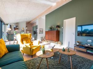 sala de estar con sofá verde y silla amarilla en Holiday home Fanø CC, en Fanø