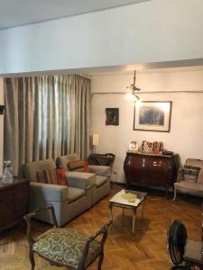 sala de estar con sofá y mesa en Departamento centrico en mendoza en Mendoza