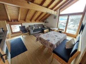 ein Wohnzimmer mit einem Tisch und einem Sofa in der Unterkunft Ferienhof PUA in Sent