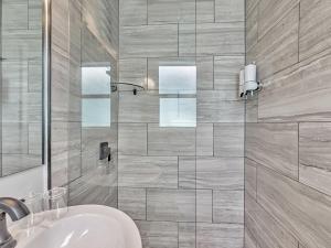 bagno con lavandino e doccia di Dania Beach Holiday Retreat International Airport a Dania Beach