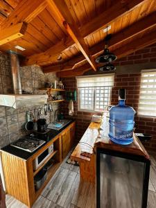 una cocina con una gran botella de agua en la encimera en Loft para 2 en concón, en Concón