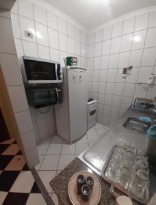 a small kitchen with a sink and a refrigerator at Apartamento São Pedro SP in São Pedro