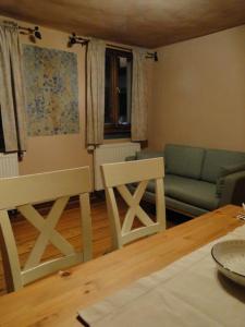 a living room with a table and chairs and a couch at Kleine Residenz am Zehnthof in Senheim