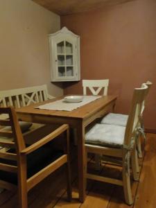 a dining room table with chairs and a white cabinet at Kleine Residenz am Zehnthof in Senheim