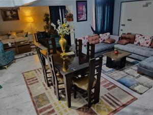 sala de estar con mesa y sillas en فاكانزا شقة فندقية مفروشة- vacanze en Fayoum